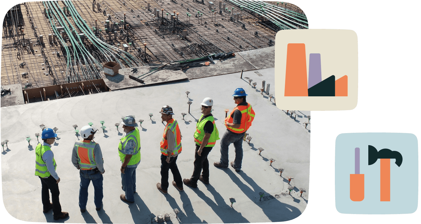 Groupe d’ouvriers en gilets de sécurité et casques discutant sur un chantier de construction en béton armé.