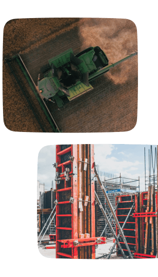 Moissonneuse verte récoltant un champ de blé vue du dessus ; chantier avec échafaudages et structures en béton armé.